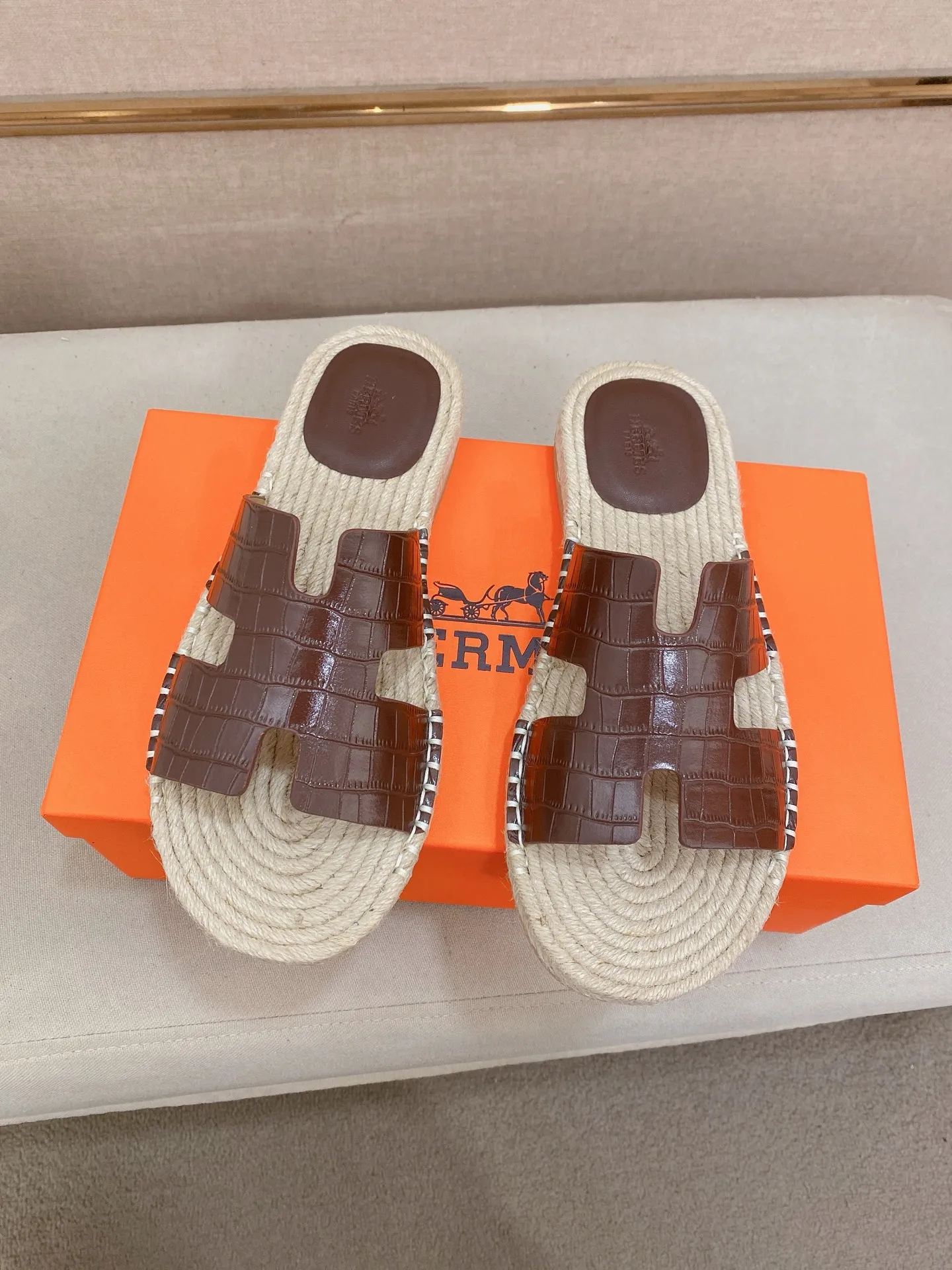 Factory price: 340💰high-end version. "HERMES" Hermès 💁♂️Men's casual slippers, compare the quality at the counter🧚🏿♂️ The upper is made of cowhide leather 🐊crocodile pattern workmanship, purely hand-drawn, raw rubber breathable and non-slip outsole, the inner is breathable and comfortable lambskin, the density is 100% comfortable, the original rubber outsole is wear-resistant and has a code number of 38-44. Can be customized 45-46-47💥🏆